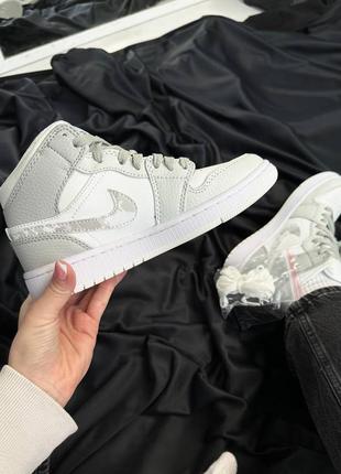 Женские кроссовки nike air jordan mid grey camo