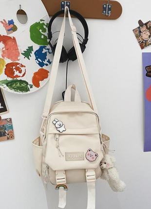 Детский рюкзак среднего размера с брелком и значками5 фото