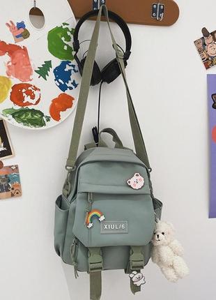 Детский рюкзак среднего размера с брелком и значками10 фото