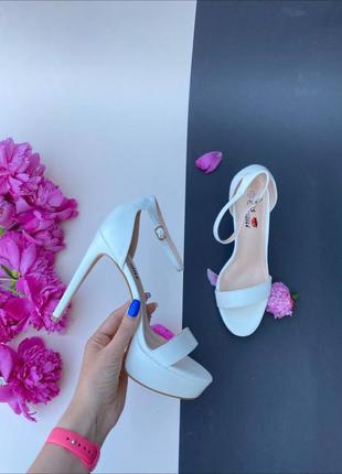 Босоніжки на високому каблуку класичні босоніжки в стилі christian louboutin  стилі лабутен