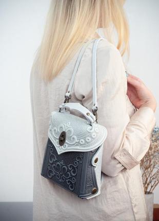 Маленька авторська сумочка-рюкзак шкіряна біла з сірим з орнаментом бохо2 фото