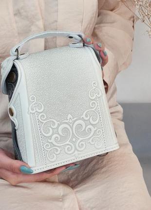Маленька авторська сумочка-рюкзак шкіряна біла з сірим з орнаментом бохо3 фото