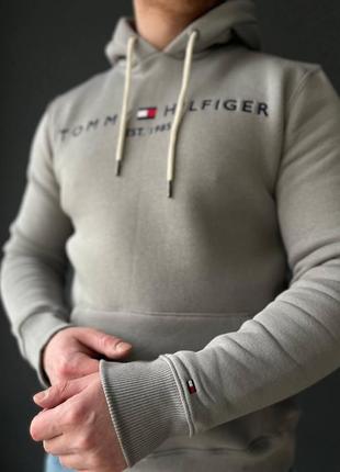 Худі сірого кольору tommy hilfiger для чоловіка на весну з капюшоном стильне, толстовка чоловіча сіра з синім томмі хілфігер фліс3 фото