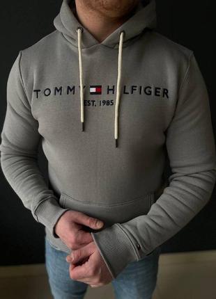 Худі сірого кольору tommy hilfiger для чоловіка на весну з капюшоном стильне, толстовка чоловіча сіра з синім томмі хілфігер фліс1 фото