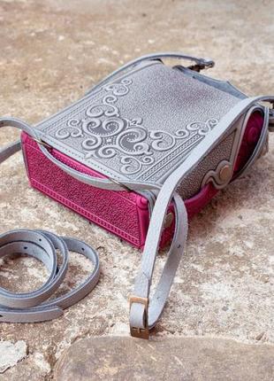 Маленька авторська сумочка-рюкзак шкіряна фуксія з сірим з орнаментом бохо7 фото