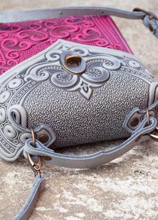 Маленька авторська сумочка-рюкзак шкіряна фуксія з сірим з орнаментом бохо4 фото