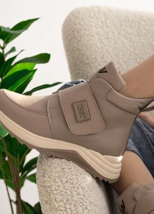 Жіночі демісезонні черевики з липучкою бежевого кольору