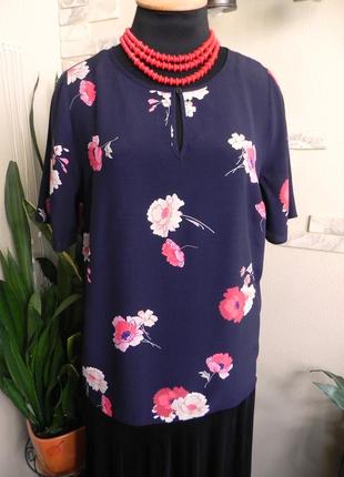 Шикарная блуза а силуэта для пышных дам cинего цвета с цветочным принтом2 фото