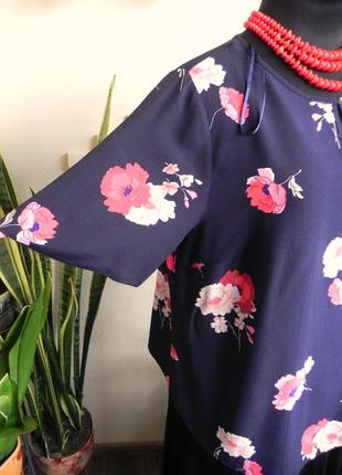 Шикарная блуза а силуэта для пышных дам cинего цвета с цветочным принтом7 фото