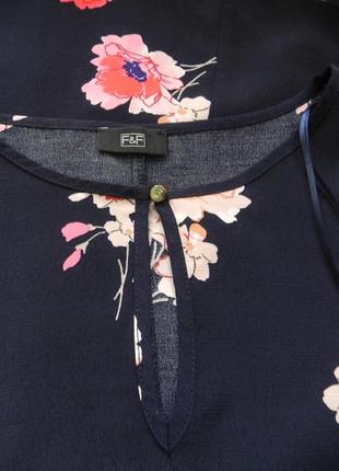 Шикарная блуза а силуэта для пышных дам cинего цвета с цветочным принтом10 фото