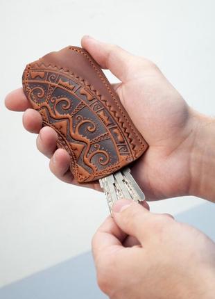 Чехол для ключей кожаный светло-коричневый с орнаментом млечный путь | ключница кожаная5 фото