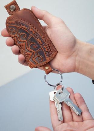 Чехол для ключей кожаный светло-коричневый с орнаментом млечный путь | ключница кожаная4 фото