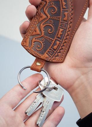 Чехол для ключей кожаный светло-коричневый с орнаментом млечный путь | ключница кожаная3 фото