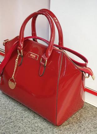 Мега стильная лаковая женская сумка глубокого приглушённого красного цвета3 фото