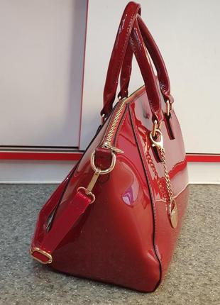 Мега стильная лаковая женская сумка глубокого приглушённого красного цвета4 фото