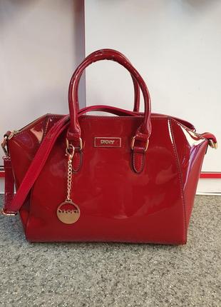 Мега стильная лаковая женская сумка глубокого приглушённого красного цвета8 фото