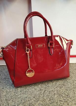 Мега стильная лаковая женская сумка глубокого приглушённого красного цвета10 фото