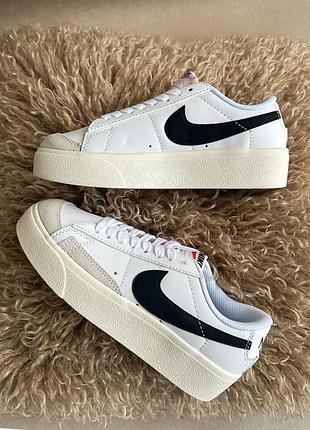 Прекрасные женские кроссовки на платформе nike blazer low platform белые с чёрным лого