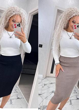 Жіноча в'язана спідниця в рубчик на коліно