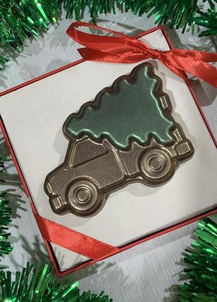 Шоколадные подарки на николая. шоколадные новогодние подарки. шоколадная машинка с елкой.
