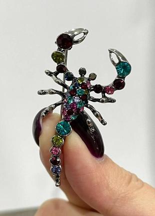 Яркая женская брошь "загадочный скорпион с разноцветными стразами в серебре" - оригинальный подарок девушке2 фото