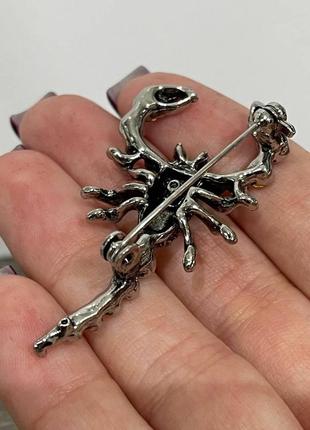 Яркая женская брошь "загадочный скорпион с разноцветными стразами в серебре" - оригинальный подарок девушке3 фото