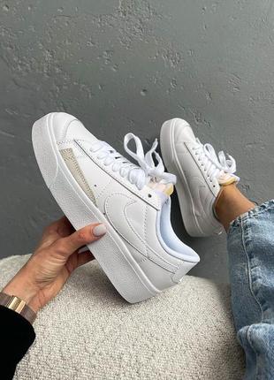 Стильні жіночі кросівки на платформі nike blazer low platform white білі