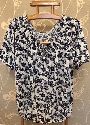 Очень красивая и стильная футболка.