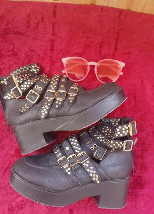 Стильні високі босоніжки ремінці заклепки 38-39р.