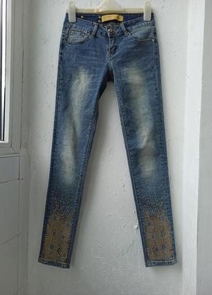 Крутые джинсы с стразами камнями скинни1 фото