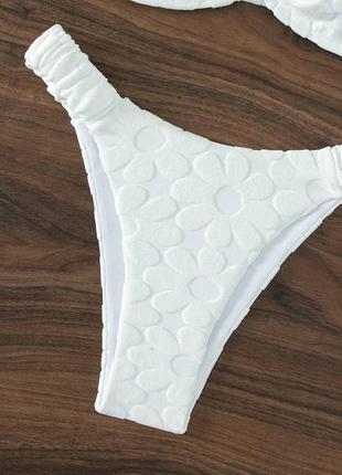 Белый купальник бандо из фактурной ткани с резинками по бокам4 фото