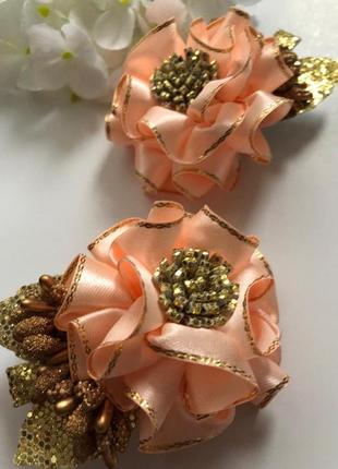 Набор заколок для волос с цветочками персикового оттенка и золотыми листиками1 фото