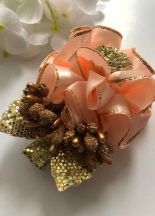 Набор заколок для волос с цветочками персикового оттенка и золотыми листиками3 фото