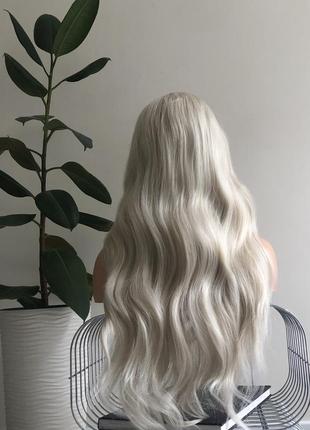 Перука kitto hair платиновий блонд з імітацією шкіри голови легка хвиля5 фото