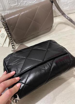 Женская сумка polina & eiterou с цепью чёрная бежевая кожа жіноча сумка шкіра + шопер з тканини5 фото