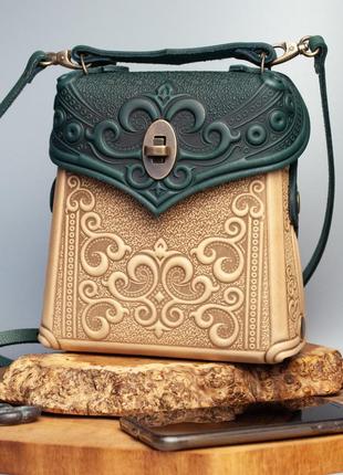Маленька авторська сумочка-рюкзак шкіряна бежево-зелена з орнаментом бохо
