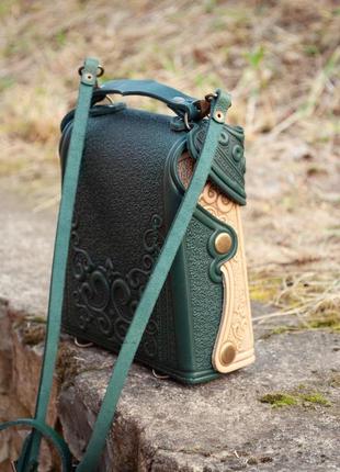 Маленька авторська сумочка-рюкзак шкіряна бежево-зелена з орнаментом бохо2 фото