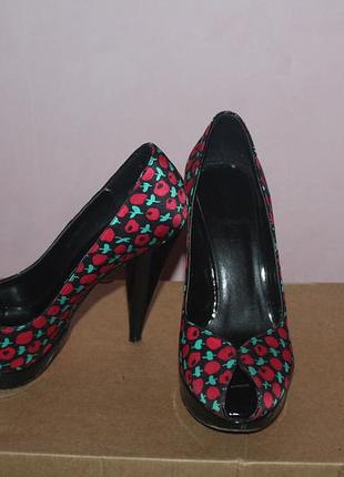 Туфли с ярким принтом