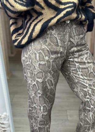 Джинсы h&m в анималистичный принт тренд сезона