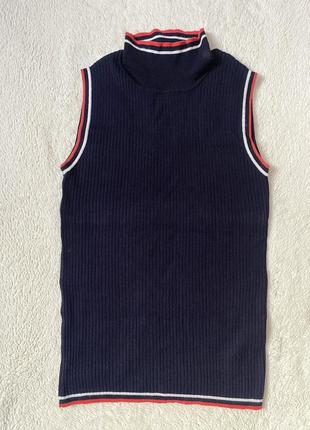 Синяя жилетка кофта без рукавов с красной и белой окантовкой