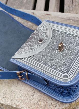 Сіра з синім шкіряна сумка через плече прямокутна з орнаментом тисненням етно4 фото