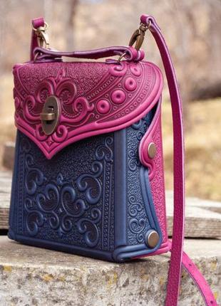 Маленька авторська сумочка-рюкзак шкіряна фуксія-синя з орнаментом бохо4 фото