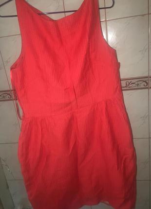 Червона сукня
