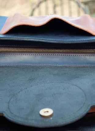 Вместительная, качественная авторская кожаная сумка с замочком через плечо модерн темно-синяя с рыжим3 фото