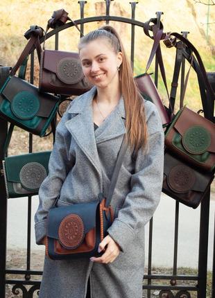 Вместительная, качественная авторская кожаная сумка с замочком через плечо модерн темно-синяя с рыжим9 фото