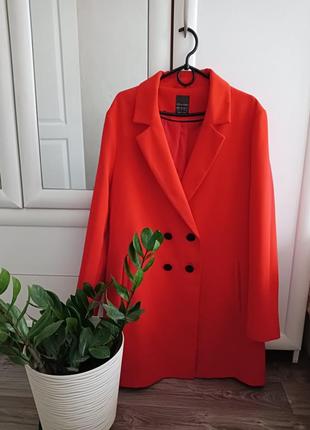 Шикарне яскраве легеньке пальто р.40/42