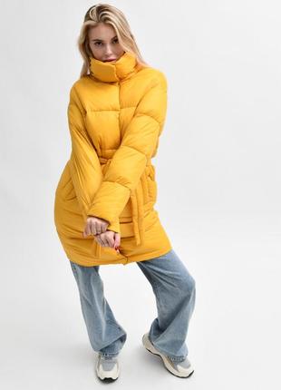 Яркая демисезонная женская удлиненная куртка с поясом6 фото