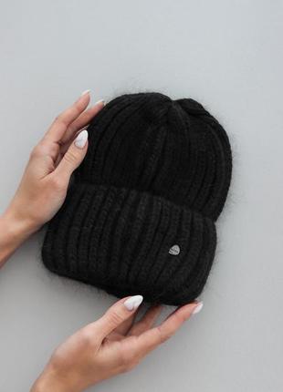 Черная женская объемная зимняя шапка с ангорой