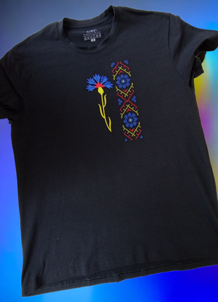 Футболка з оригінальною вишивкою "волошкова".