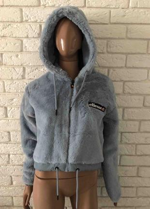 Шикарная и модная куртка фирмы ellesse , очень стильный дизайн ,тренд этого года ,качественная и приятная ткань на ощупь